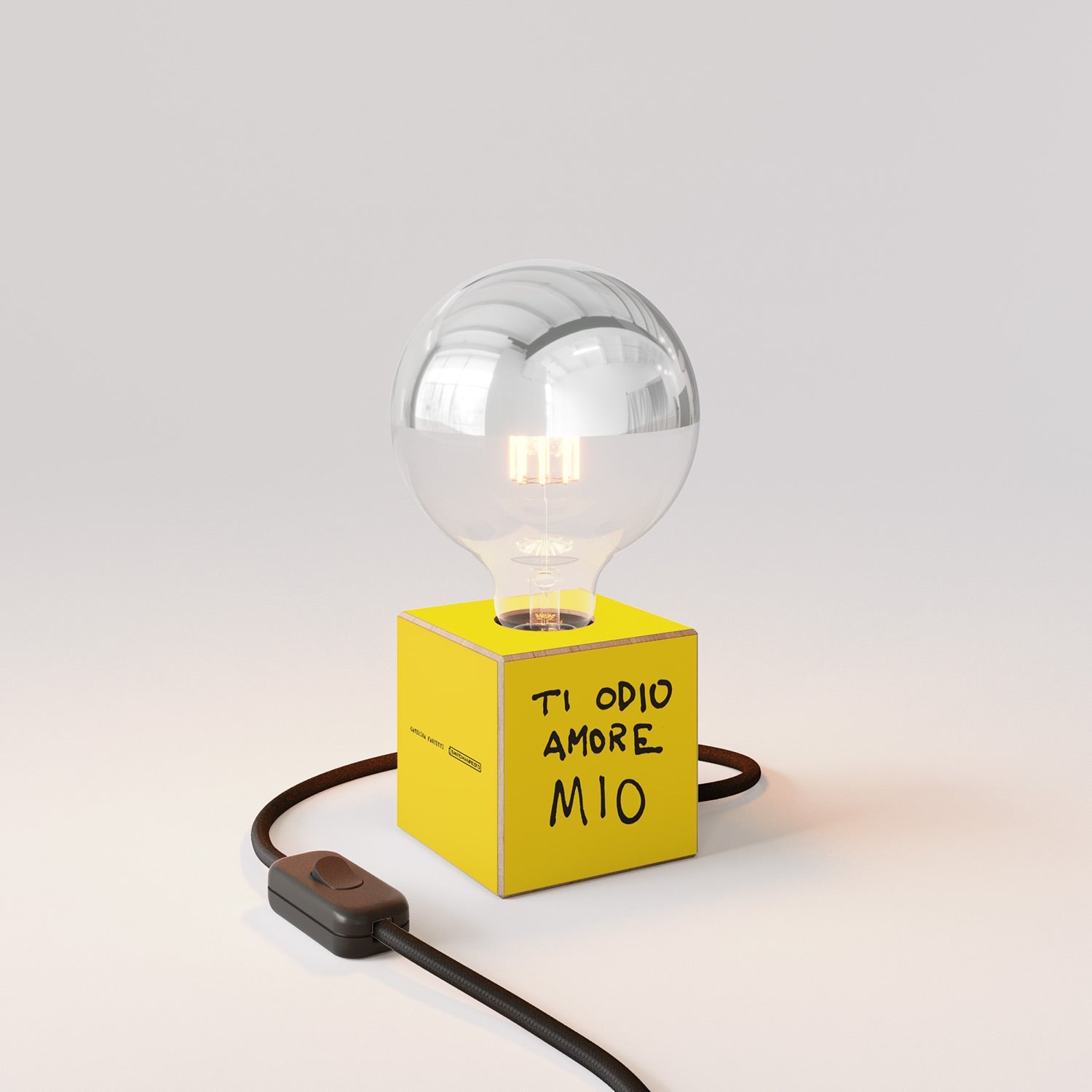 Lampada da tavolo Cubetto "Ti odio amore mio" con spina inglese e lampadina globo mezza sfera argento - Santomanifesto