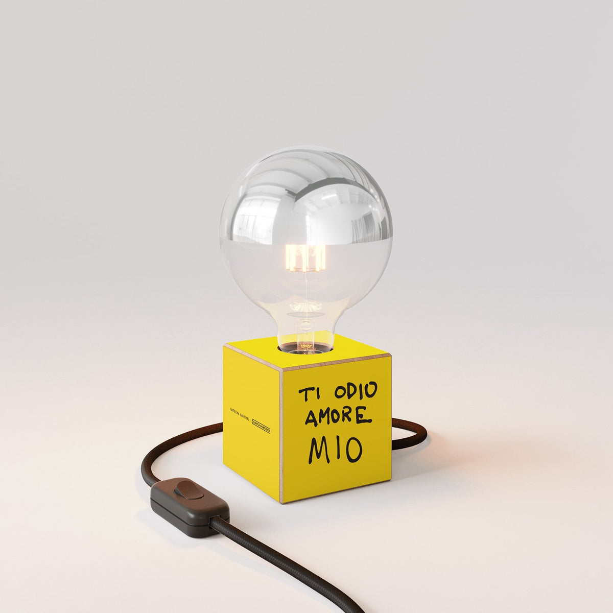Lampada da tavolo Cubetto "Ti odio amore mio" con spina inglese e lampadina globo mezza sfera argento - Santomanifesto