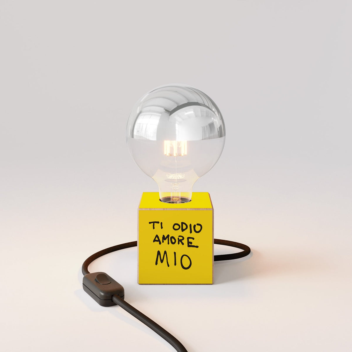 Lampada da tavolo Cubetto "Ti odio amore mio" con spina inglese e lampadina globo mezza sfera argento - Santomanifesto