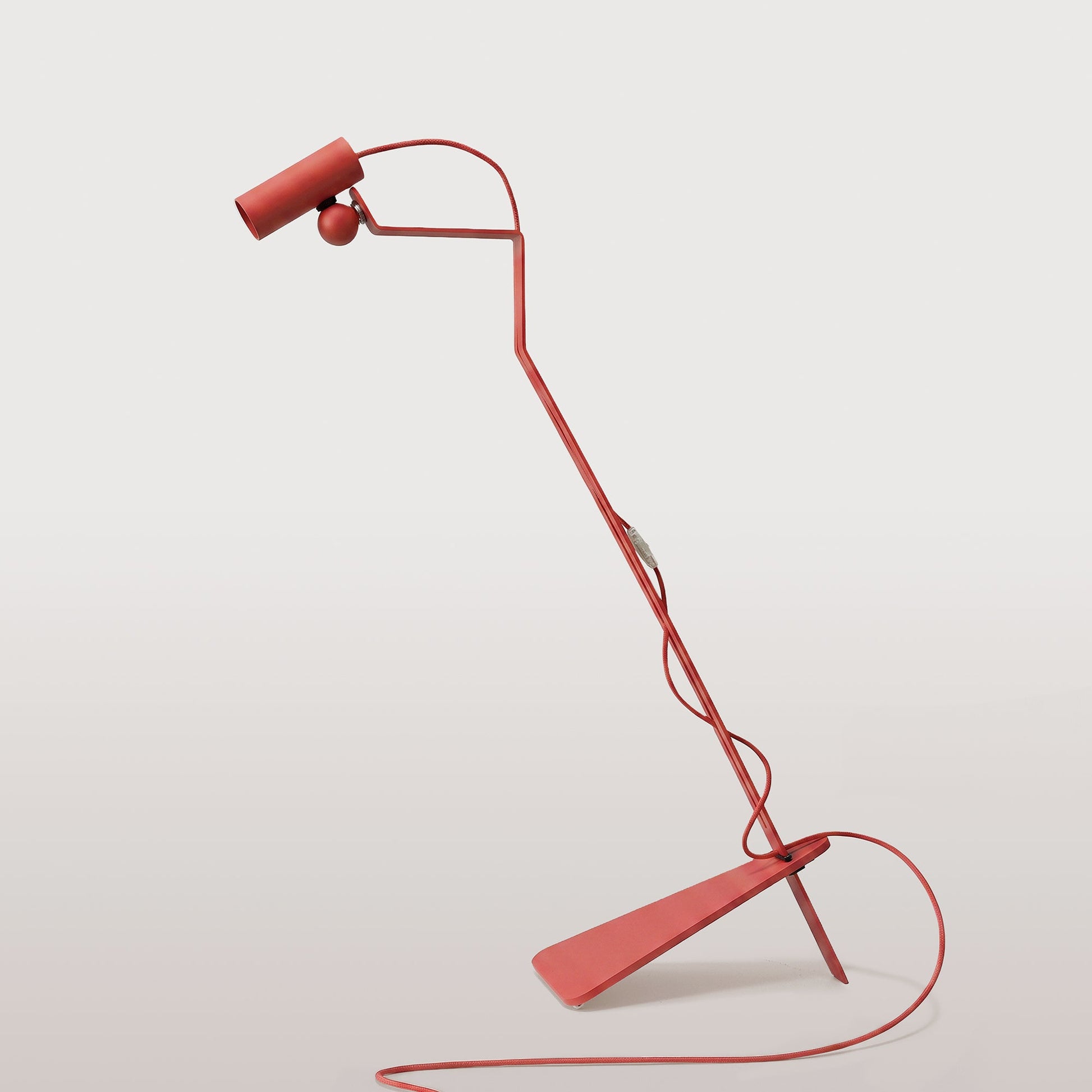 Lampada da terra inclinabile con faretto magnetico orientabile e spina UK - Mario Tubo - Rosso