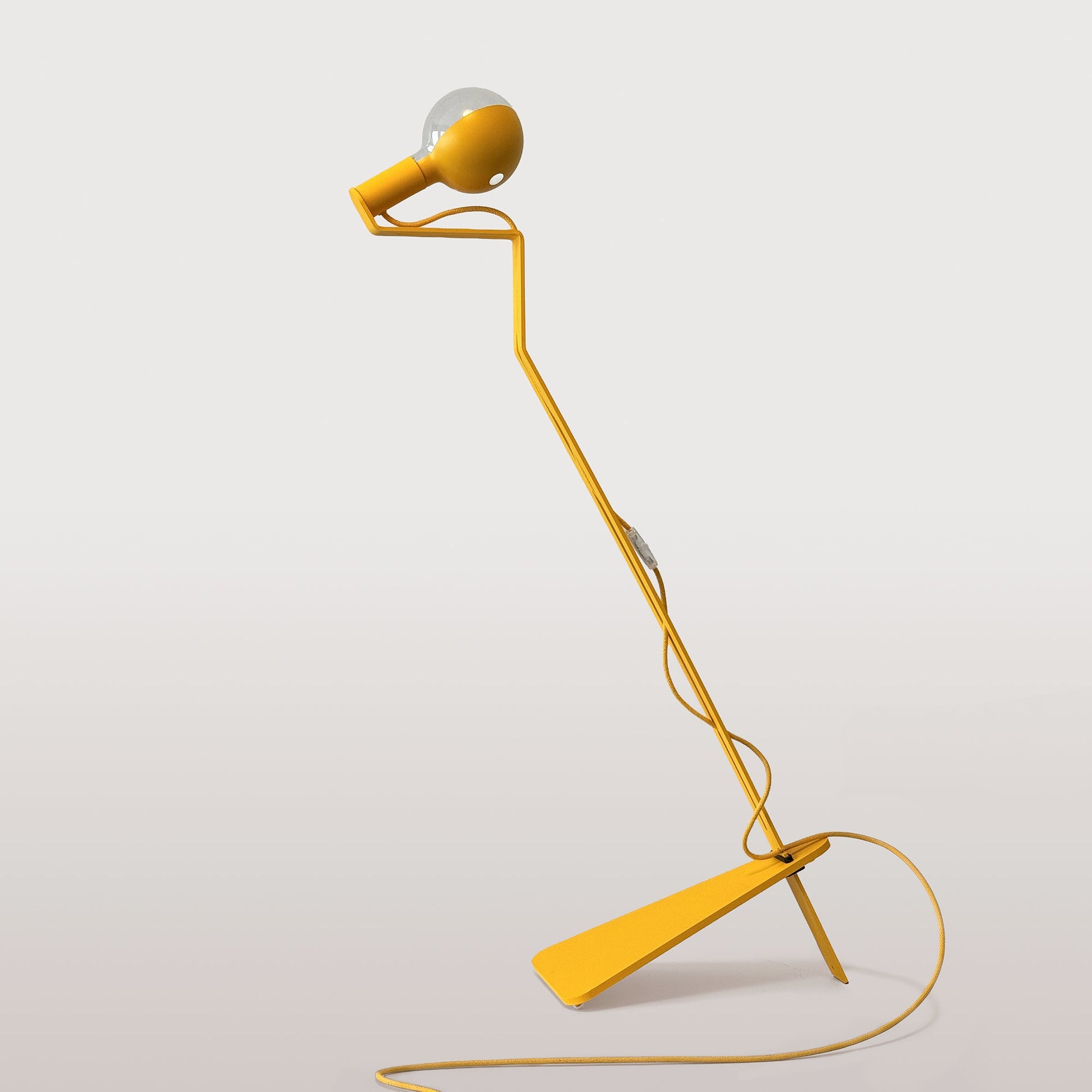Lampada da terra inclinabile con lampadina LED G125 verniciata e spina UK - Mario Talia - Giallo