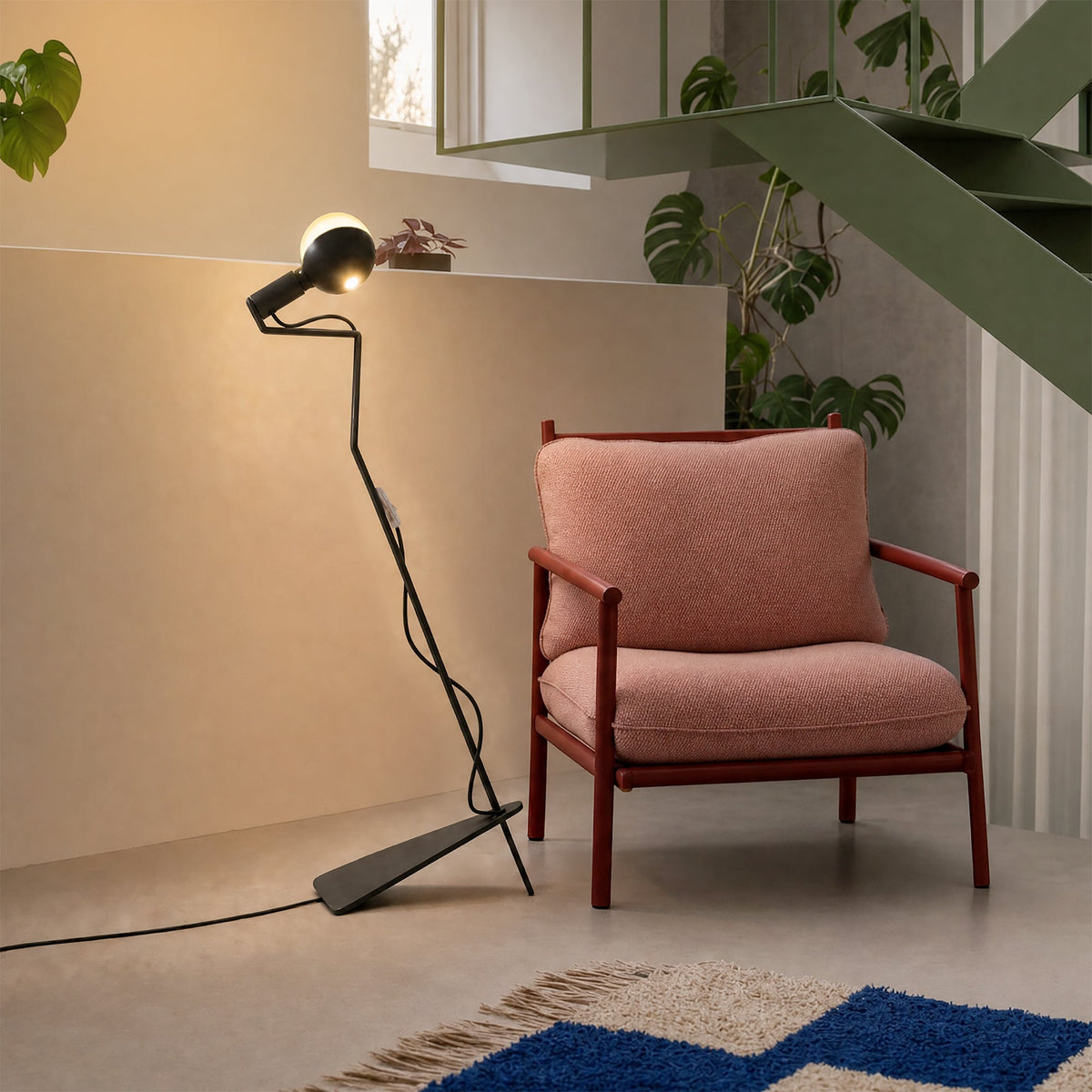 Lampada da terra inclinabile con lampadina LED G125 verniciata e spina UK - Mario Talia - Nero