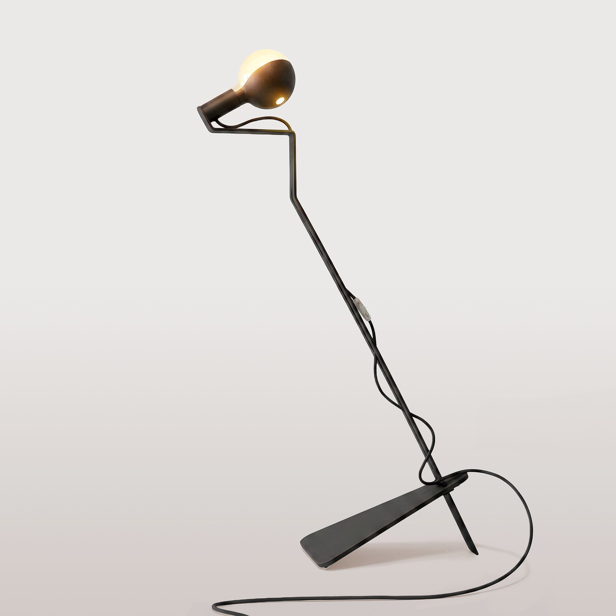 Lampada da terra inclinabile con lampadina LED G125 verniciata - Mario Talia - Nero - Creative Cables