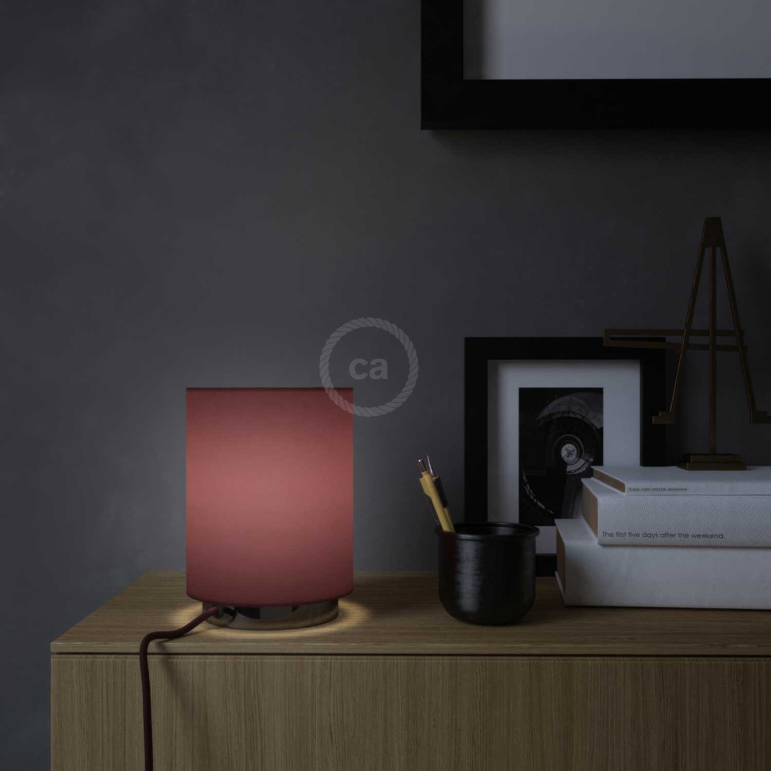 Posaluce in metallo con paralume Cilindro Teletta Bordeaux e spina UK - Teletta bordeaux