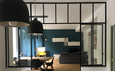 Cor teal e luzes personalizadas em destaque em um apartamento em Turim
